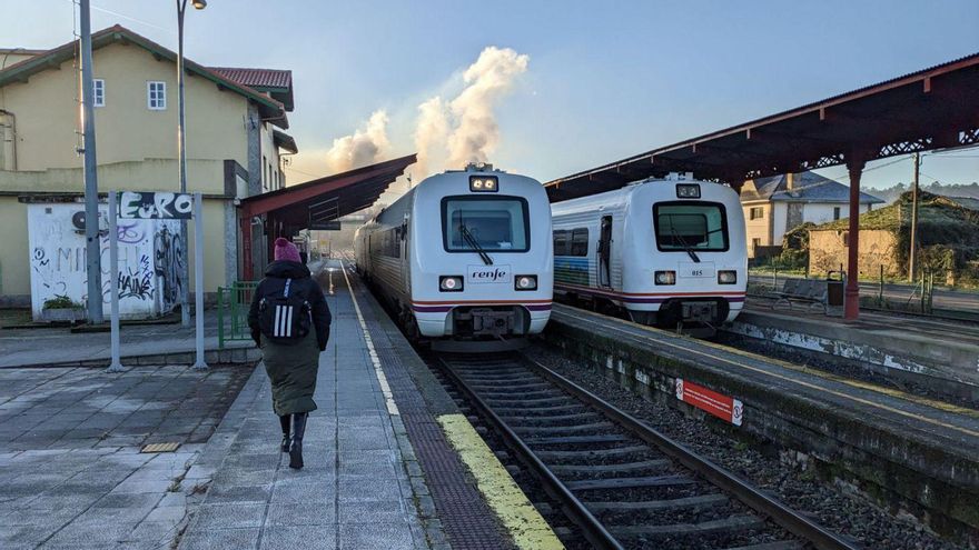 El tren que cubre la ruta con Ferrol, a la derecha, en la estación de Betanzos-Infesta. | LOC