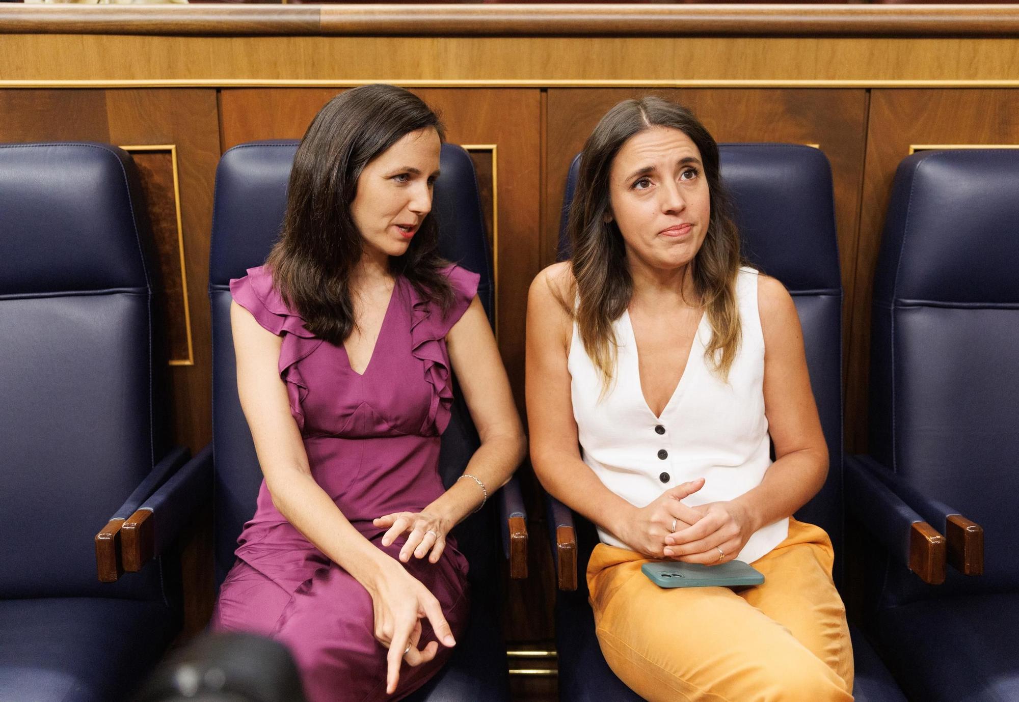 La secretaria general de Podemos y ministra de Derechos Sociales y Agenda 2030 en funciones, Ione Belarra, y la ministra de Igualdad en funciones, Irene Montero, durante la Sesión Constitutiva de la XV Legislatura en el Congreso de los Diputados, a 17 de