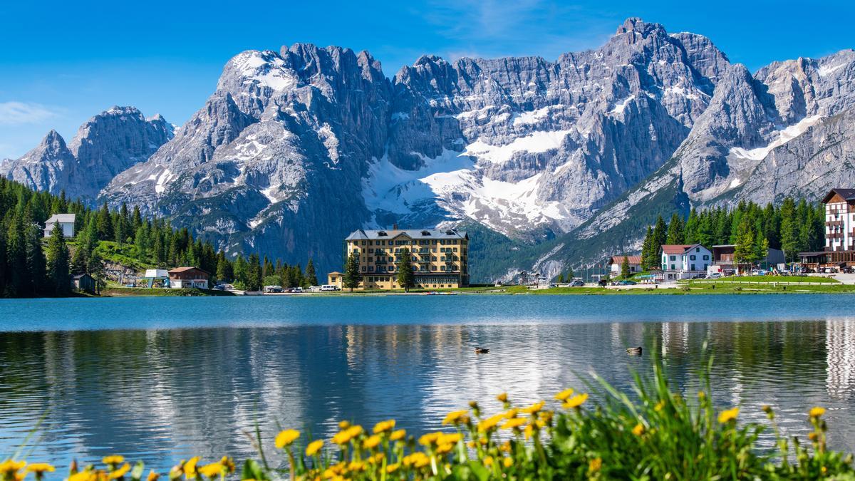 El lago más bonito de Italia se encuentra en los Dolomitas
