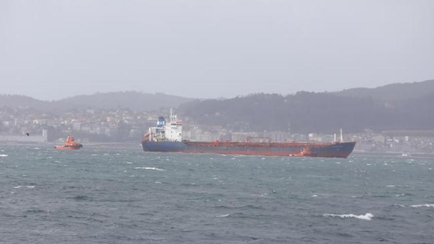 El quimiquero averiado entra en la ría de Vigo