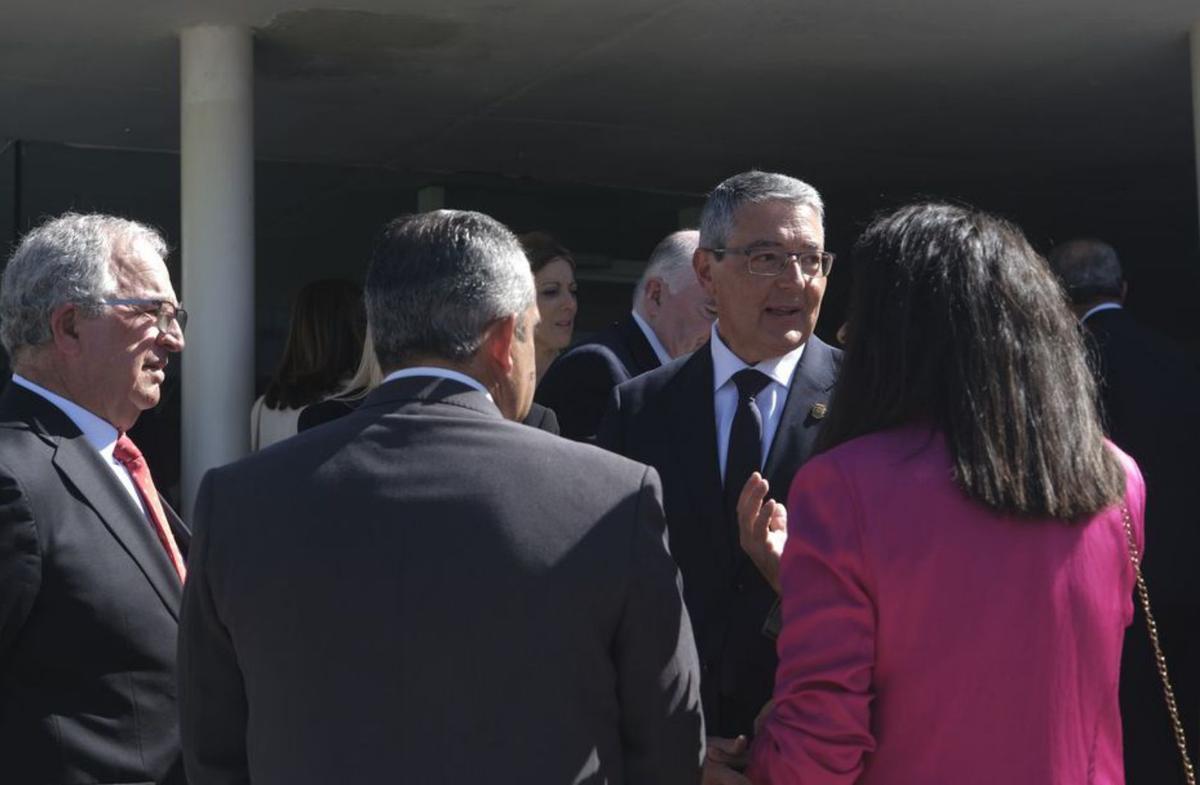 Francisco Salado con Salvador Pendón y otros asistentes. | L.O.