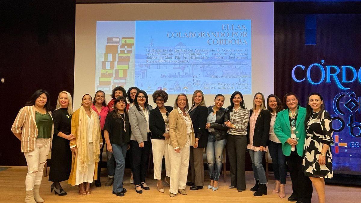 Isabel Albás, junto a las protagonistas del documental 'Ellas, colaborando por Córdoba&quot;.