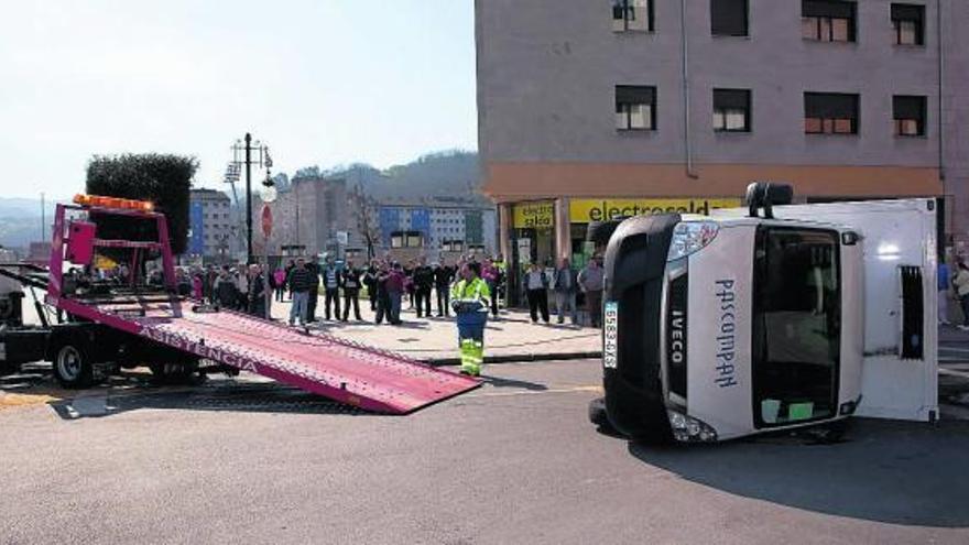 Estado en el que quedó la furgoneta implicada en el accidente ocurrido ayer en La Felguera.