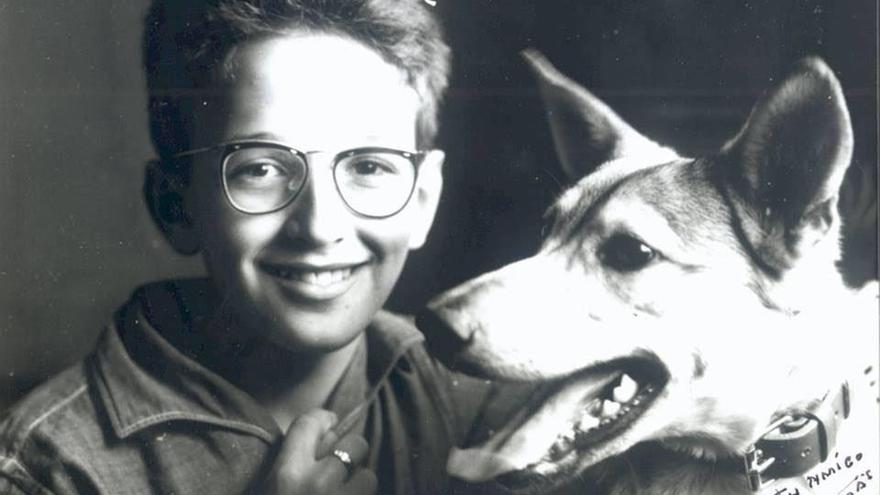 Miguel López-Guzmán, con su perro Duncan, en una foto del verano de 1963.