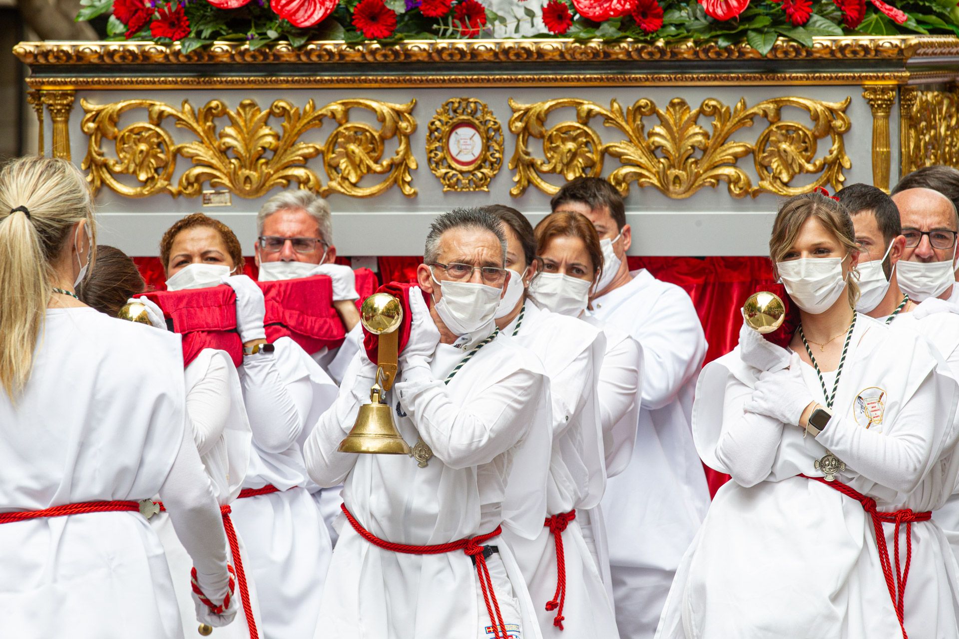 La procesión de la Sentencia recorre las calles en el Viernes Santo en Alicante