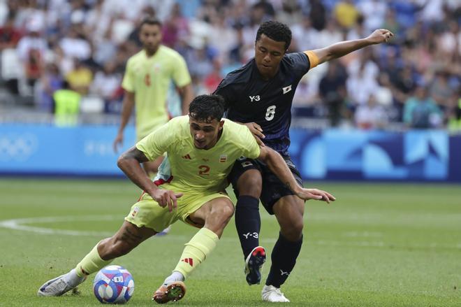  El defensa de España Marc Pubill (i) y el centrocampista de Japón Joel Chima Fujita durante el partido de cuartos de final de fútbol masculino de los Juegos Olímpicos de París 2024, disputado en el Estadio de Lyon (Francia). 