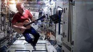 Videoclip de la versió de ’Space Oddity’ gravat sota les estrelles.