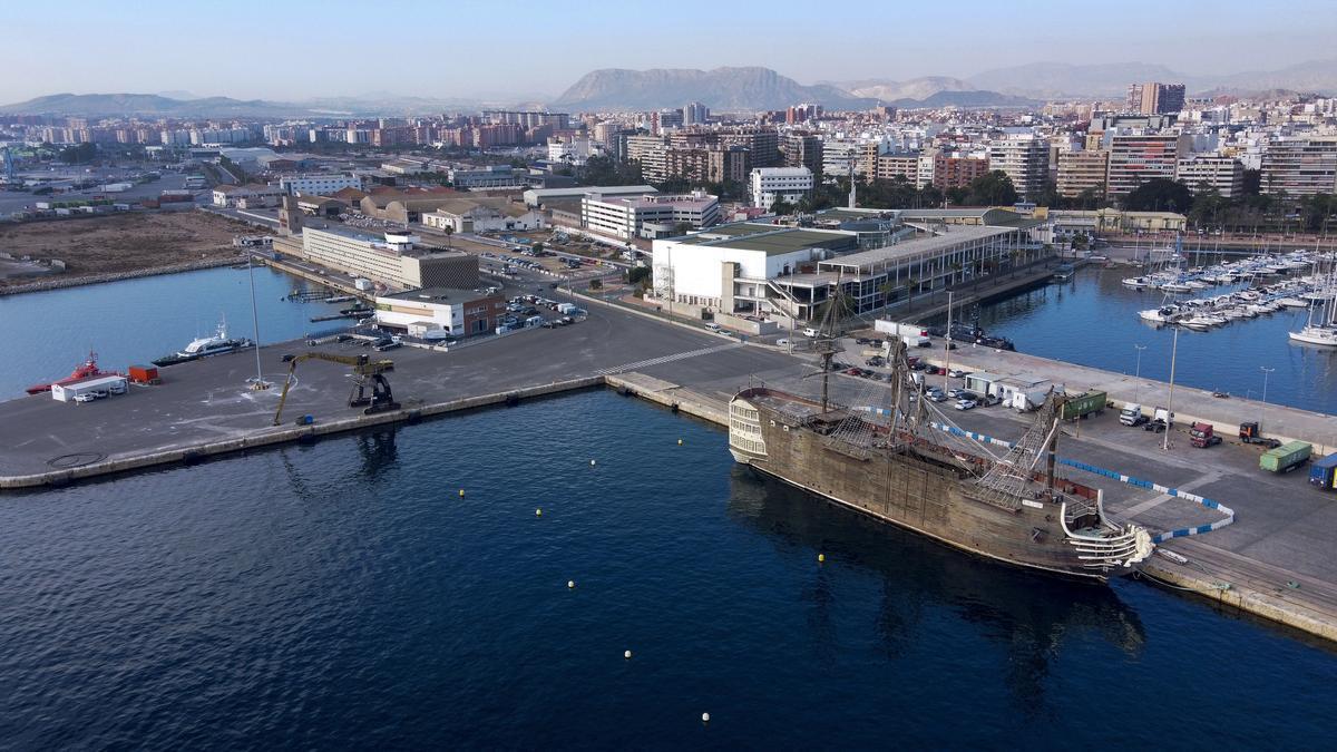 Los muelles 7 y 9 del puerto, donde se ubicará el Palacio de Congresos, en una imagen de archivo con el Santísima Trinidad, ya desguazado.