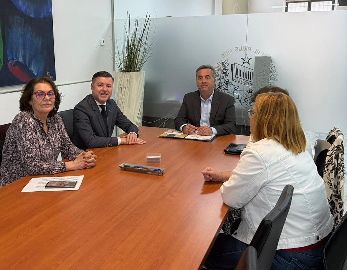 El alcalde Teodoro Sosa firma la compra de solares en San Isidro.