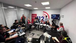 Imagen del Cecopi durante  la madrugada del 30 de octubre con Mazón, Bernabé y Pradas en el centro de la imagen en la sala del 112.. RIADA HISTÓRICA .    DANA 2024 . GOTA FRÍA . INUNDACIONES . LHORTA SUD . LA RIBERA ALTA .  LOS SERRANOS . LA HOYA DE BUÑOL . EL CAMP DEL TURIA . REQUENA-UTIEL