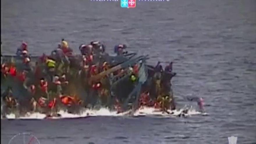 Escalofriantes imágenes del hundimiento de una embarcación repleta de migrantes