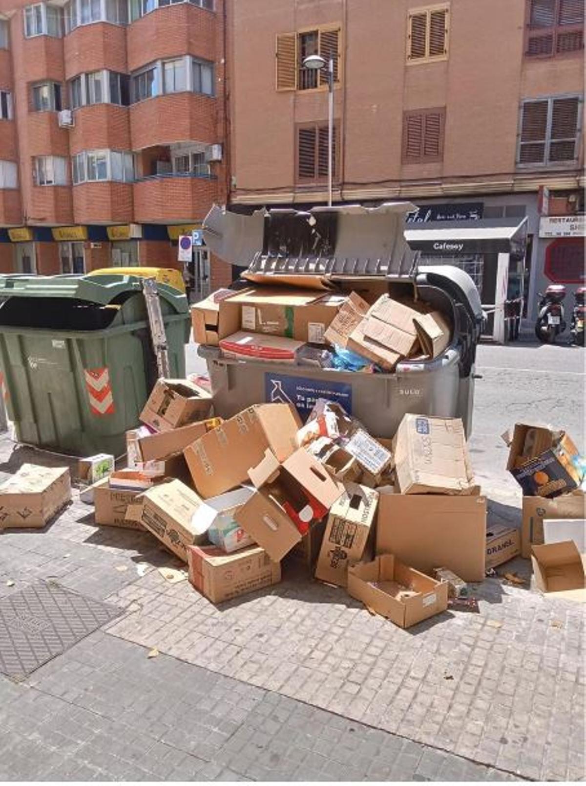 Cajas de cartón en lo contederores