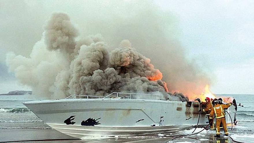 Imagen de la planeadora abandonada e incendiada en agosto en la playa de A Lanzada.