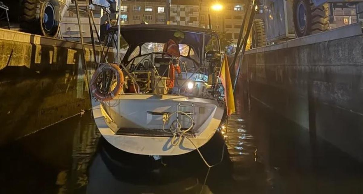 El velero dañado por las orcas, en el puerto de Portonovo.