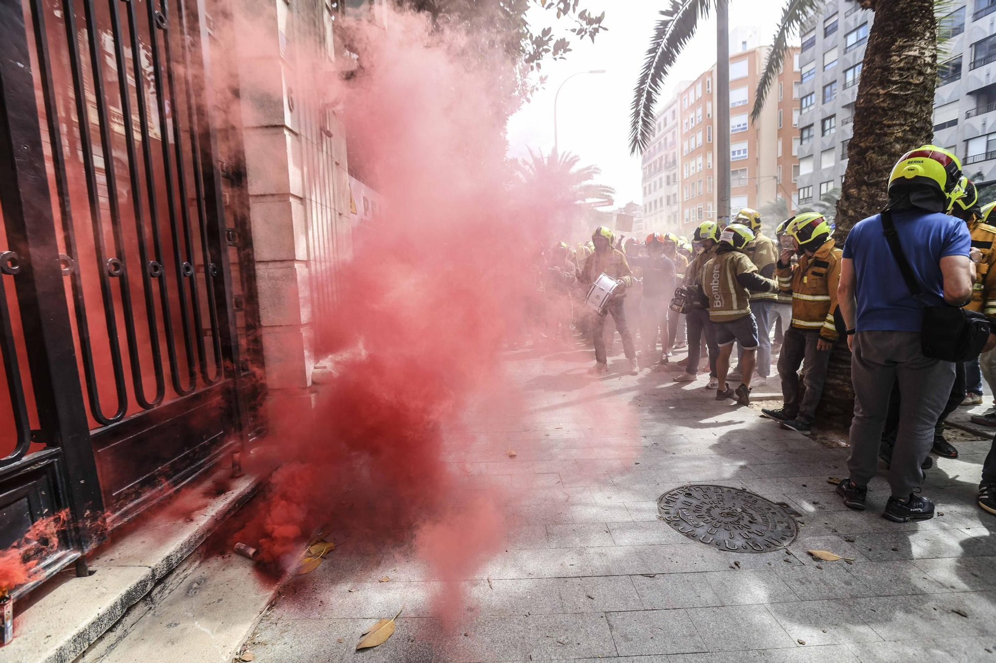 Protesta de los bomberos frente a la Diputación de Alicante