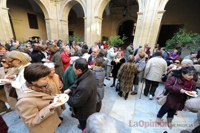 Reparto de boniatos en el Palacio Episcopal por San Fulgencio