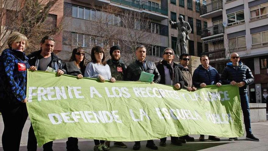 Los integrantes de la Plataforma por la Escuela Pública, durante la presentación de la huelga.