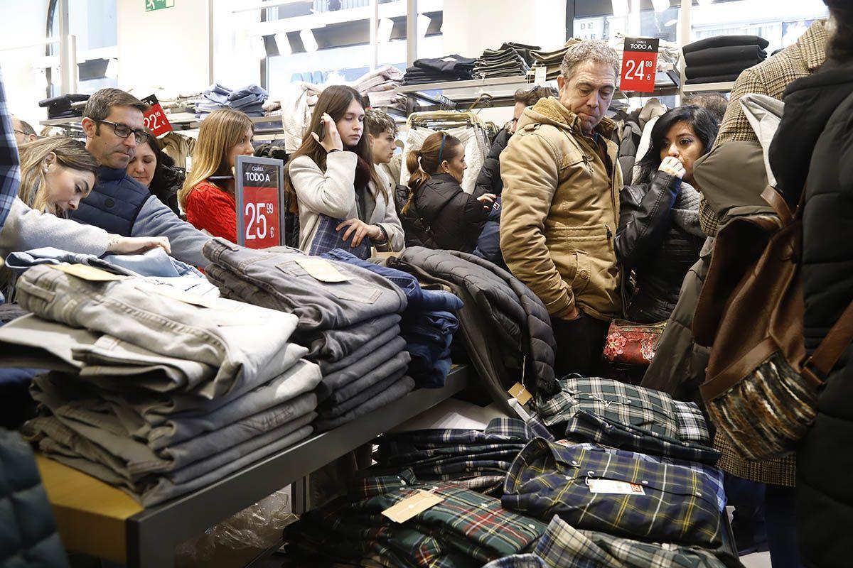 Compradores en una tienda de Córdoba este domingo, en el inicio de las rebajas.