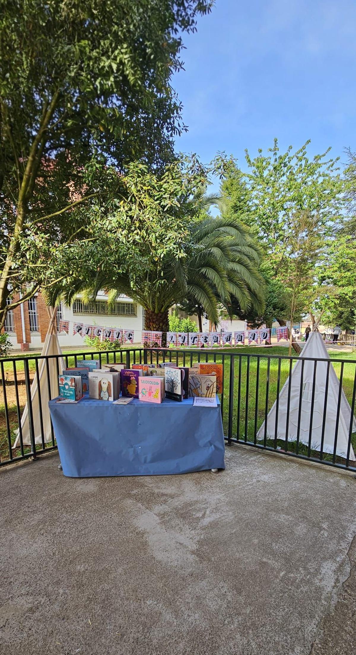 Picnic literario en el Colegio Maestros Arregui de Pola de Siero. Picnic literario en el Colegio Maestros Arregui de Pola de Siero.
