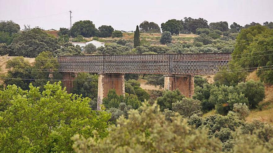 La vía verde de Cerro Muriano pasará por el Puente de Hierro.