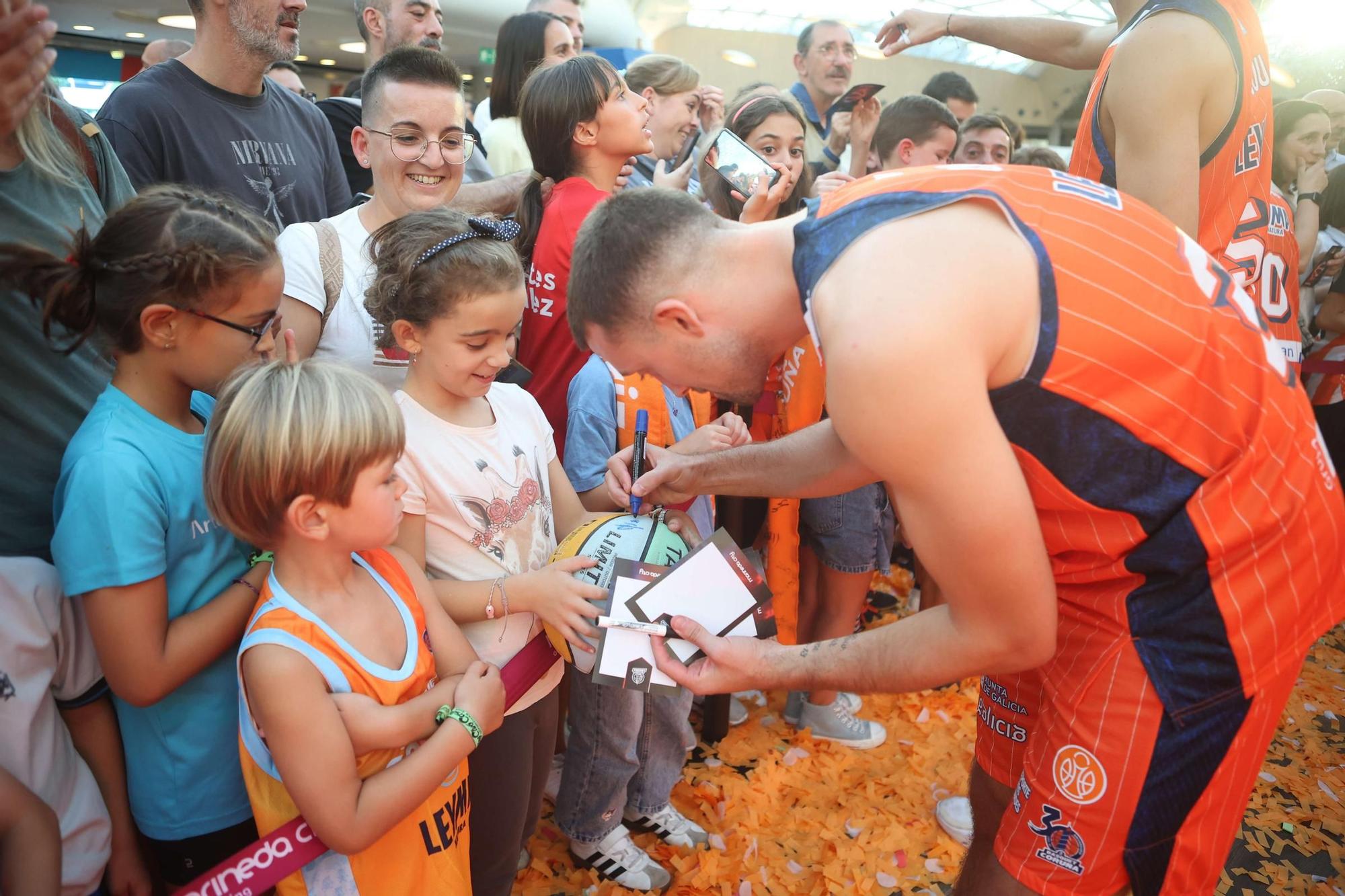Presentación del equipo del Leyma Coruña en Marineda City