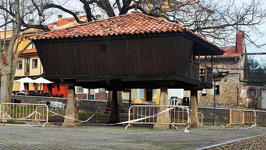 Cierre, por desprendimientos, en torno al hórreo del Carbayedo | MARA VILLAMUZA