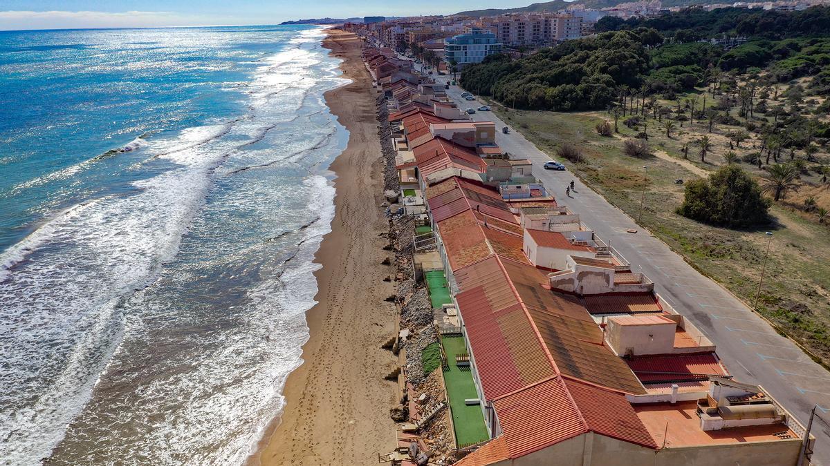 Casas de la Playa de Babilonia, en Guardamar de Segura, que ya tenían licencia de derribo y que la ley de la costa valenciana frenó.