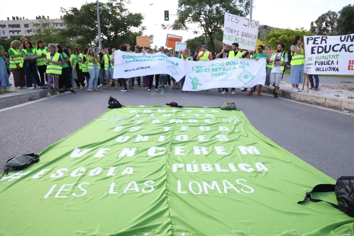 Huelga de docentes en Alicante: la manifestación llega a la Avenida de Dénia