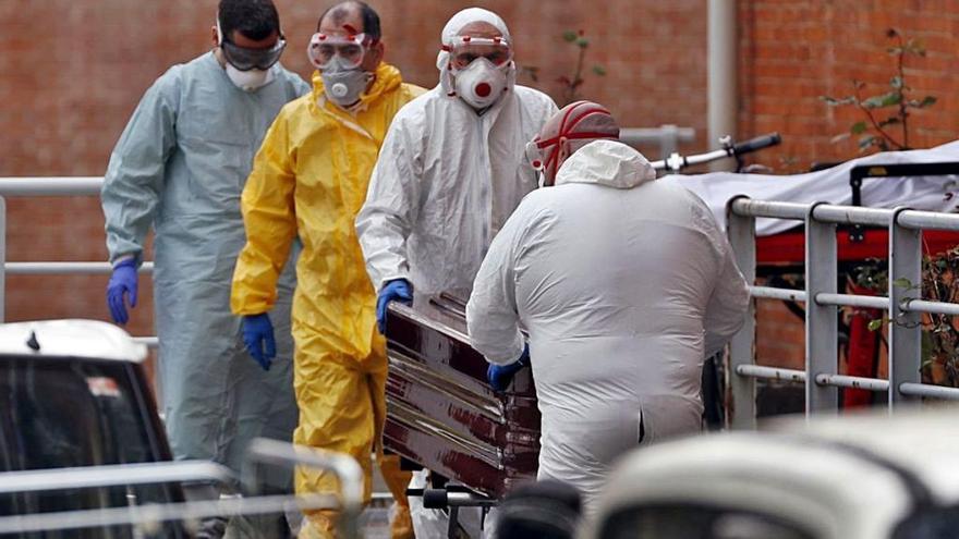 Empleados de una funeraria trasladan el cuerpo de una persona fallecida por coronavirus, ayer en Bilbao.