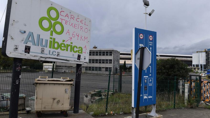 Carteles a la entrada de las instalaciones de Alu Ibérica en A Grela. |   // VÍCTOR ECHAVE