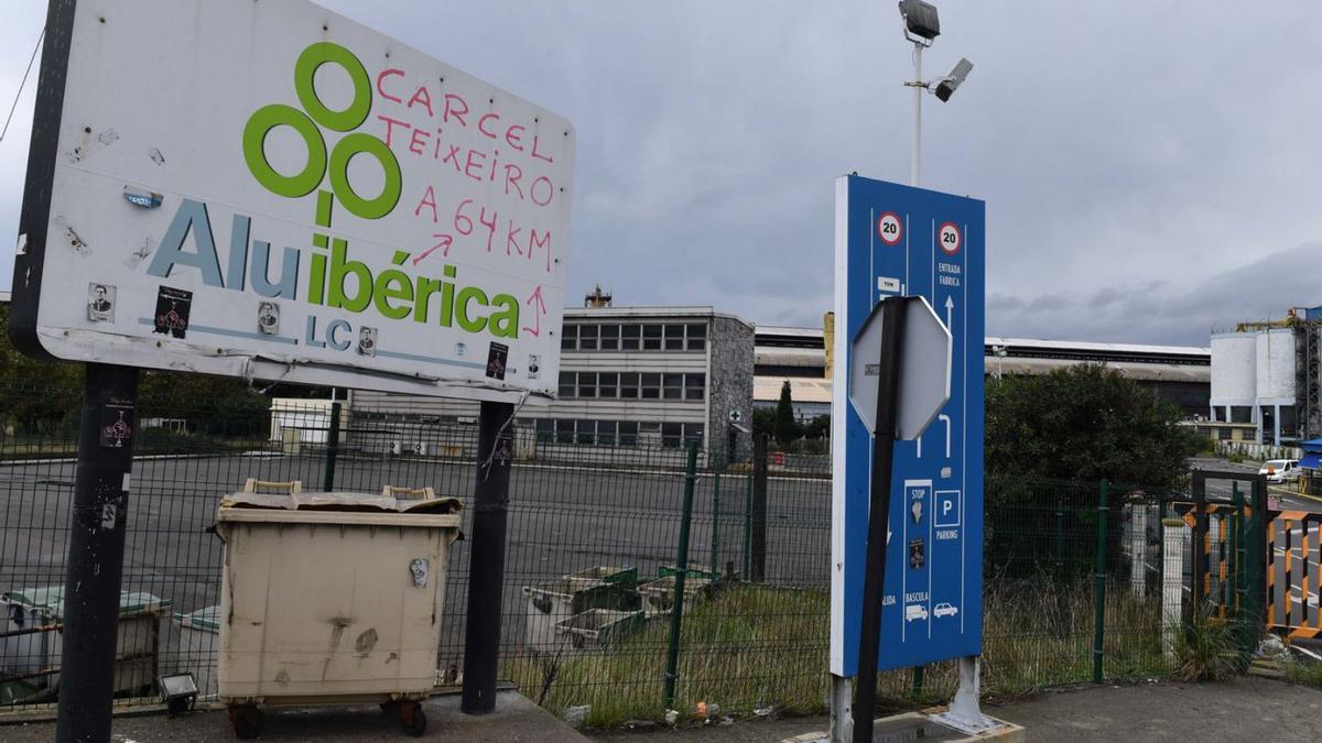 Carteles a la entrada de las instalaciones de Alu Ibérica en A Grela. |   // VÍCTOR ECHAVE