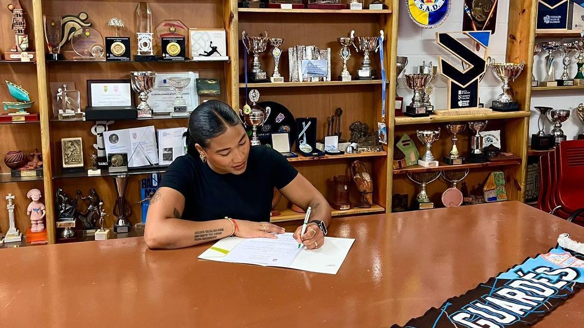 Lorena Téllez firma su contrato.