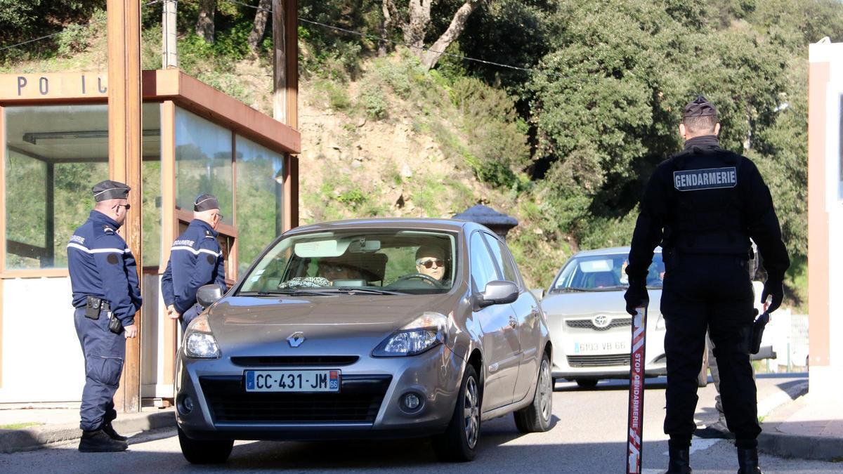 Agents de la Gendarmeria fent un control al Pertús aquest 12 de desembre del 2018