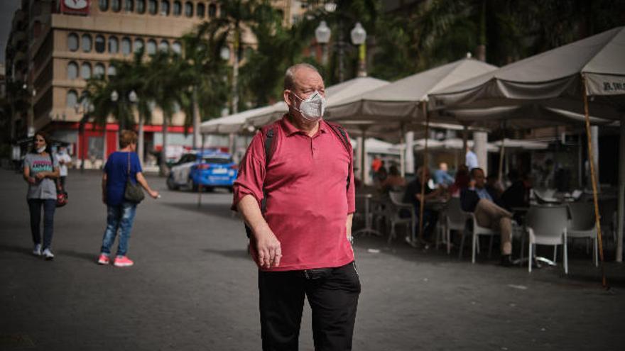 Un hombre pasea por el centro de Santa Cruz.