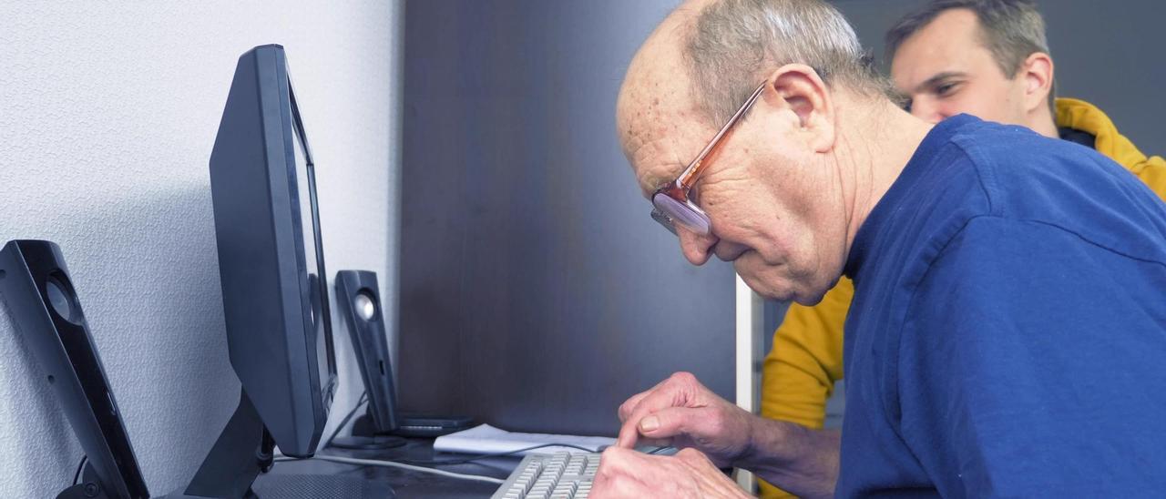 Un hombre mayor utilizando el ordenador