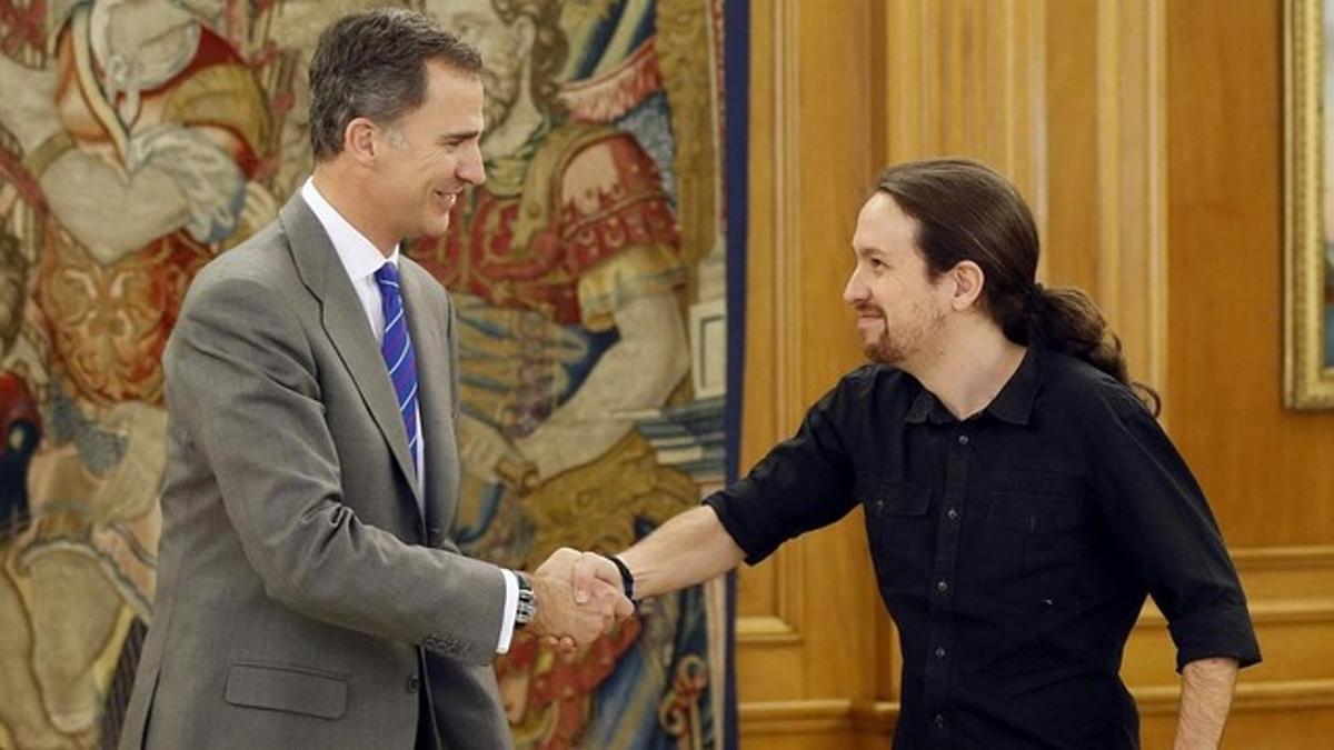 El Rey y el líder de Podemos, Pablo Iglesias, este lunes en la Zarzuela