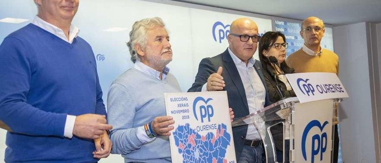 Valoración en la sede del PP la noche electoral. // Carlos Peteiro