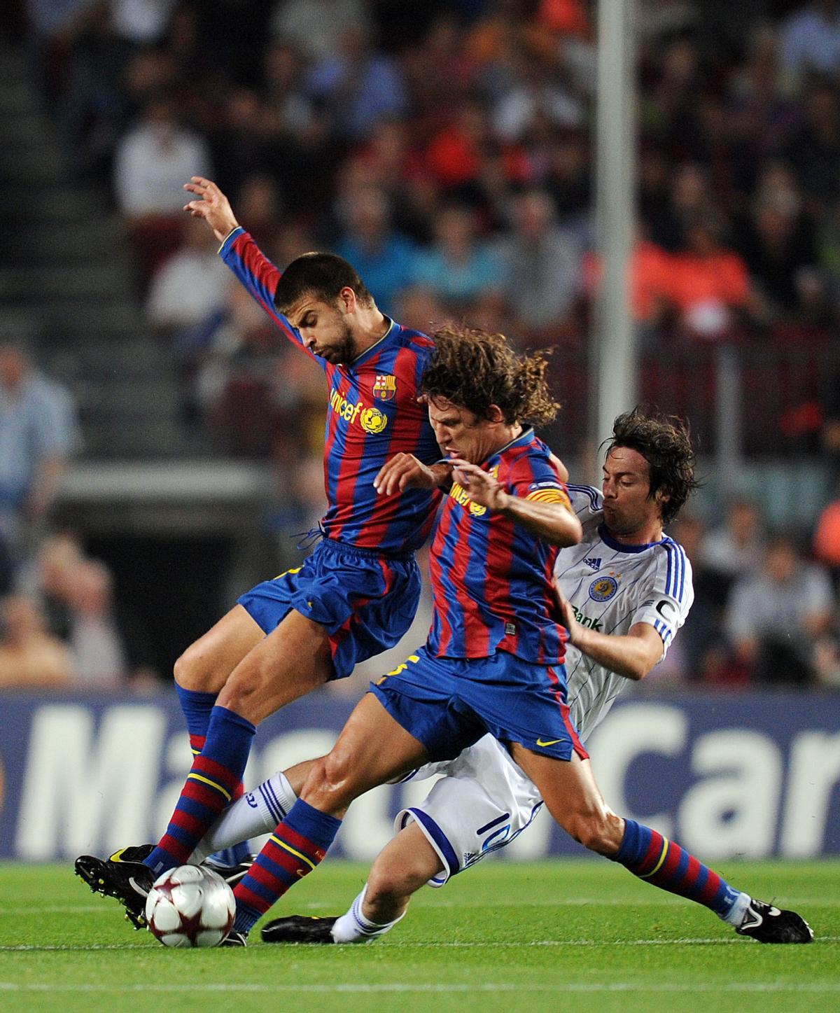 Piqué y Puyol presionando a Milevskiy durante un partido de ’champions’ contra el Dinamo de Kiev en el Camp Nou, en septiembre de 2009.