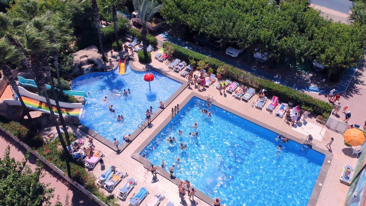 El resort cuenta con tres piscinas ideales para combatir las altas temperaturas de estas fechas.