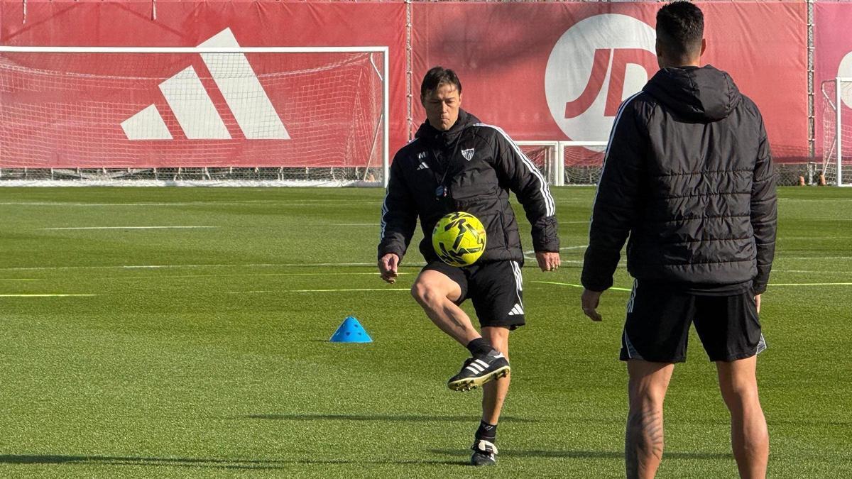 Matías Almeyda Erik Lamela, durante el entrenamiento del Sevilla FC de este jueves