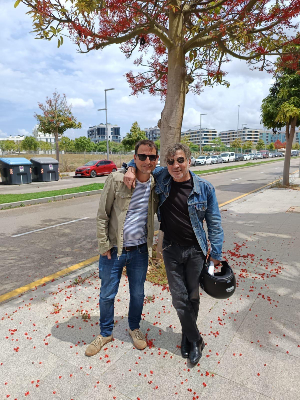 Los dos integrantes de Psiconautas, frente a este diario