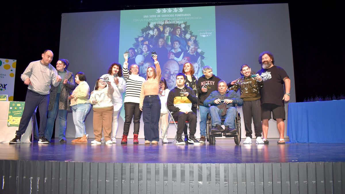 Usuarios de Ambar en la presentación del calendario, con Pichero, a la derecha.