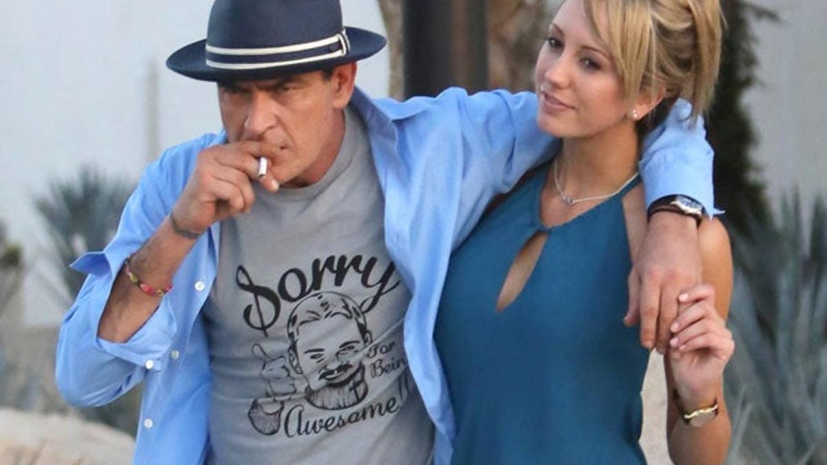 Charlie Sheen y Brett Rossi