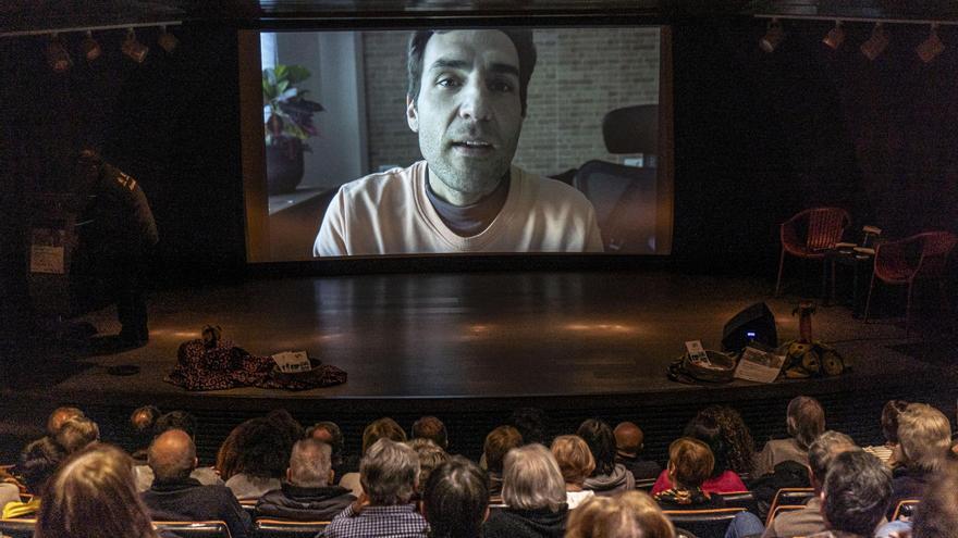 La salutació de Jon Cuesta als assistents a la projecció del seu documental a Manresa