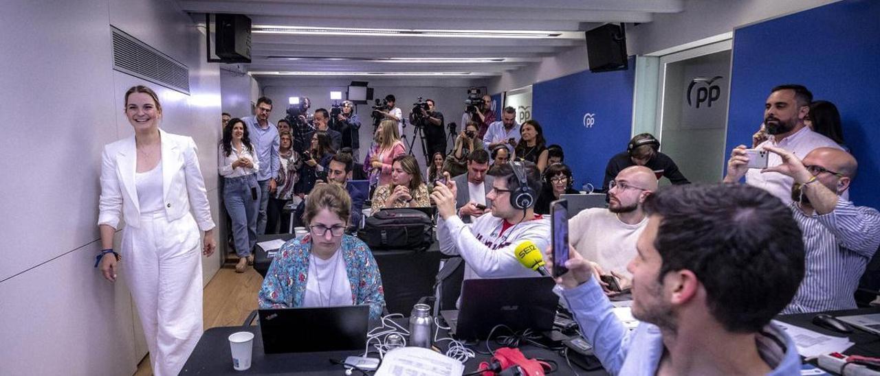 Marga Prohens entra muy sonriente en la sala de prensa del PP, ayer.