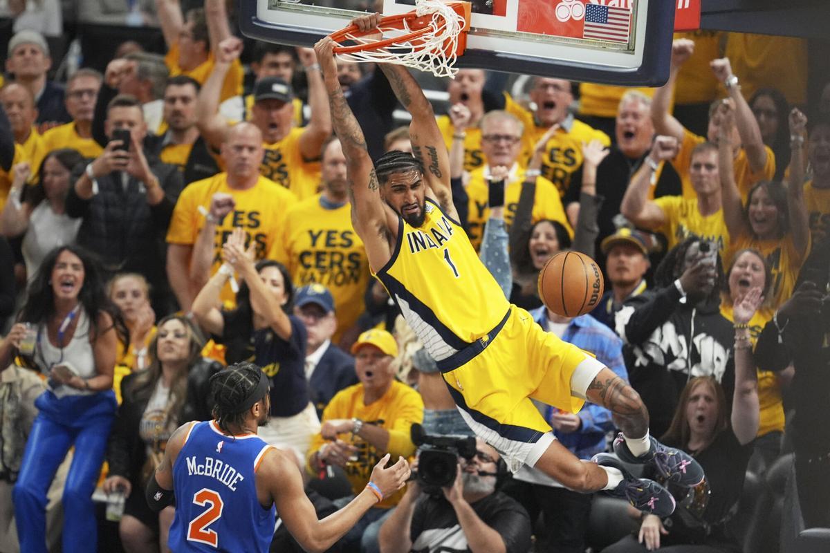 Obi Toppin, de Indiana, realiza un mate en un partido ante New York Knicks en la final del Este de la NBA