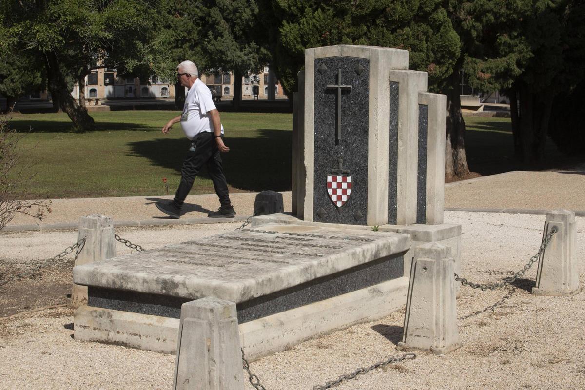 Panteón de Vjekoslav Luburic, en una calle principal del cementerio de Carcaixent.