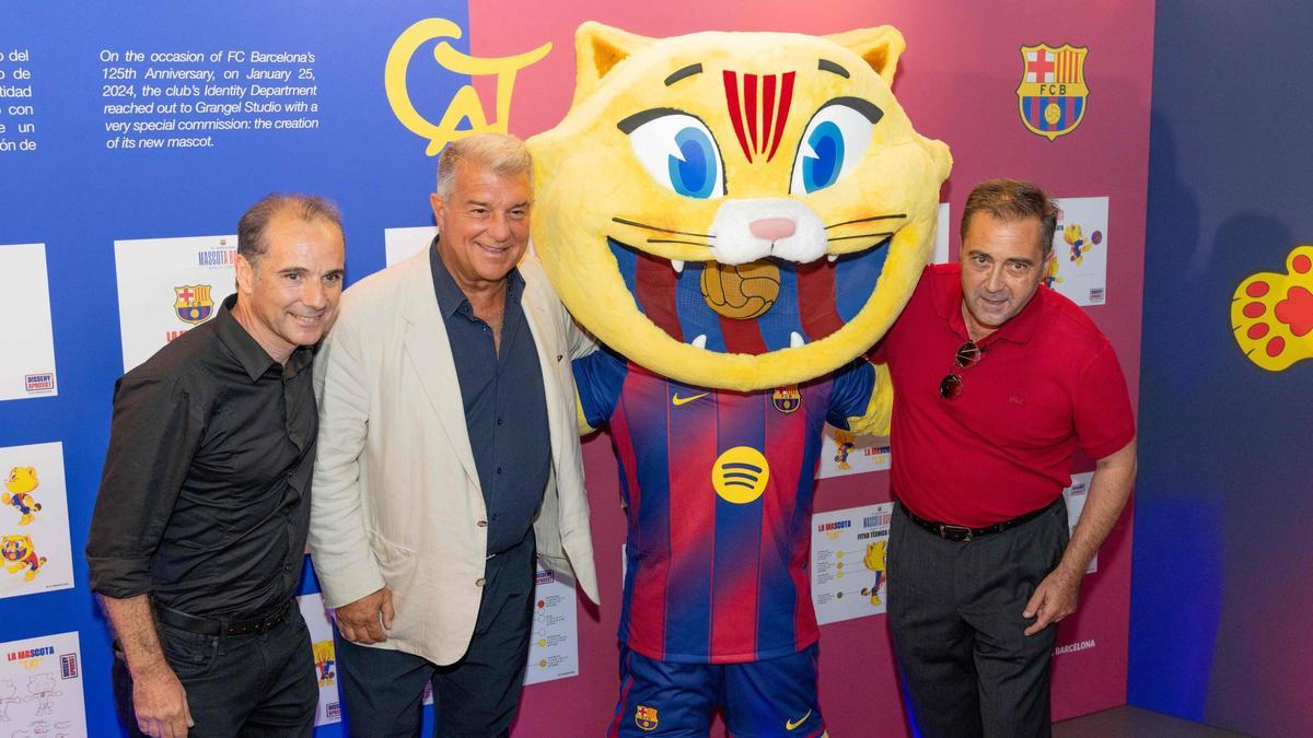 La más reciente creación de los hermanos Granjel, CAT, la mascota del FC Barcelona, también forma parte de la muestra en Casa Seat.