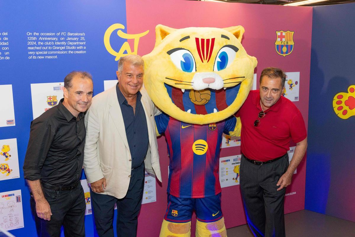 La más reciente creación de los hermanos Granjel, CAT, la mascota del FC Barcelona, también forma parte de la muestra en Casa Seat.