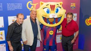 La más reciente creación de los hermanos Granjel, CAT, la mascota del FC Barcelona, también forma parte de la muestra en Casa Seat.